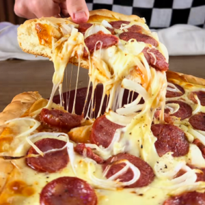 Pizza de Calabresa Caseira Crocante em 45 Minutos com Tramontina