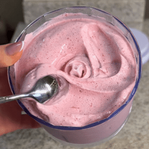 Sorvete de Morango Proteico com Whey Cremoso em 10 Minutos
