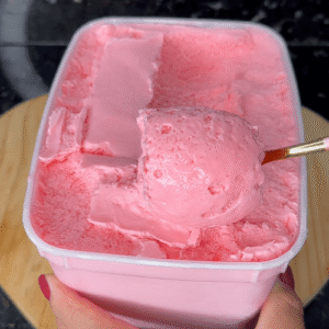 Sorvete de Morango Caseiro Cremoso em 15 Minutos com Leite Moça Nestlé