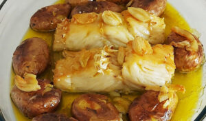Bacalhau no forno com batatas a murro (receita tradicional Portuguesa)