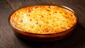 Batata recheada na travessa: acompanhamento cremoso e fácil