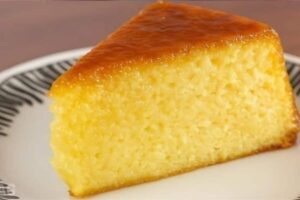 Bolo de Mandioca Cremoso com Calda Caramelizada Que Perfuma a Casa Inteira
