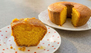 Bolo das 6 chávenas – Um bolo de cenoura e laranja fofinho e delicioso