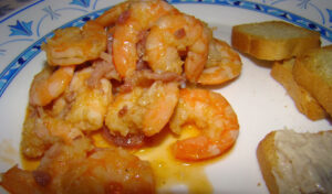 Camarão com bacon e alho (simples de preparar e fica irresistível)