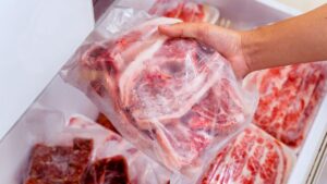 Como descongelar carne rapidamente e com segurança