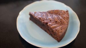 Bolo de chocolate cremoso fitness na airfryer