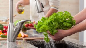 Erros ao lavar frutas e verduras: saiba como higienizar