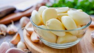 Erro comum ao dourar alho que estraga a receita