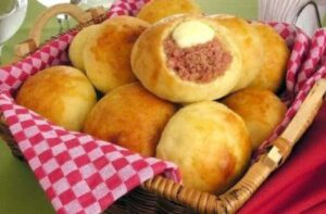 Esse pão de linguiça some da mesa em minutos