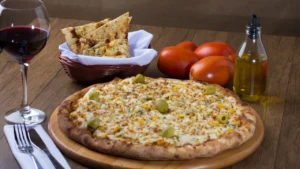 Desvende o Segredo da Pizza de Frango Perfeita em Apenas 30 Minutos: Massa Leve, Macia e Recheio Cremoso para Fazer em Casa