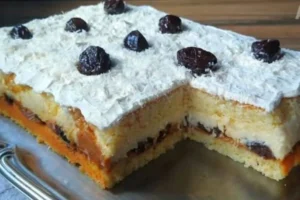 Bolo de Ameixa com Cobertura Branca Cremosa: A Receita Rápida e Elegante que Impressiona Sem Esforço no seu Café!