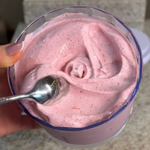Sorvete de Morango Proteico com Whey Cremoso em 10 Minutos – Museu de Sabores