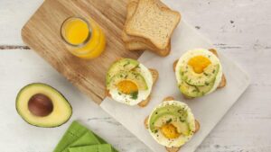 torrada com abacate e ovos pochê