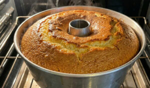 Bolo de leite condensado (fofinho e delicioso)