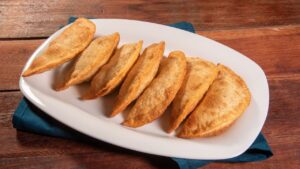 Pastel caseiro de frango desfiado com requeijão