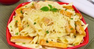 Penne com frango e molho branco: Almoço rápido e irresistível!