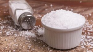 Salgou a comida? 6 truques infalíveis para salvar o prato