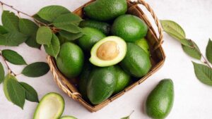 O segredo para manter o abacate verdinho por mais tempo