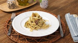 Carbonara de carne seca: O clássico com um toque brasileiro