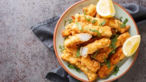 Aprenda como fazer peixe na air fryer dourado e suculento