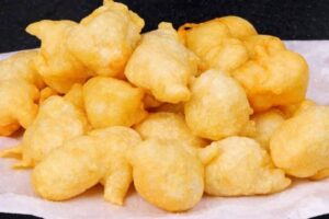 Bolinho Frito de Polvilho Crocante e Irresistível que Some da Travessa em Minutos