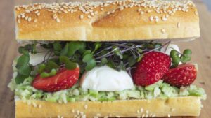 A baguete recheada que mistura morango, muçarela e guacamole de forma inesperada