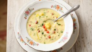 Caldo de Mandioca com Bacon e Calabresa Panela borbulhando e cheiro de bacon tomando a casa