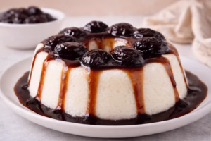 Manjar Branco com Calda de Ameixa Cremoso e Fácil para Impressionar