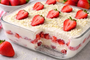 Sobremesa Gelada de Leite Ninho com Morango Cremosa e Irresistível