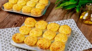Chipa de Queijo Brasileira Assada O aroma do queijo assando já anuncia um lanche quentinho e irresistível