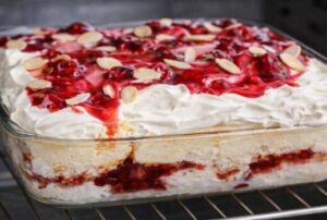 Bolo Gelado de Cereja com Chantilly