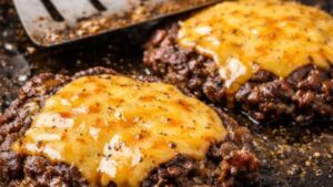 Hambúrguer Smashed na Frigideira: Crosta Dourada e Muito Sabor