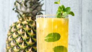 O drink tropical que mistura abacaxi, hortelã e frescor em cada gole