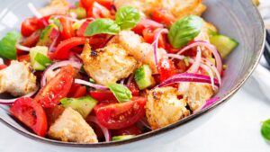 Panzanella: Salada Italiana Refrescante com Pão e Tomate