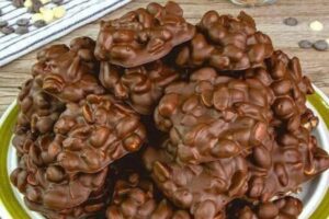 Pé de Moleque com Chocolate Irresistível que Vai Fazer Você Raspar a Travessa