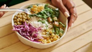 Entre pratos frios completos, salada de grão-de-bico se destaca pela saciedade