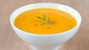 A sopa cremosa de legumes que deixa o jantar leve, nutritivo e reconfortante