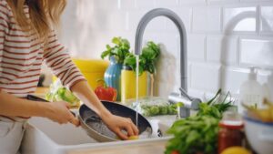 5 hábitos na pia da cozinha que prejudicam a higiene do ambiente