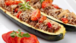 Depois que descobri essa abobrinha recheada, nunca mais fiz legumes sem graça