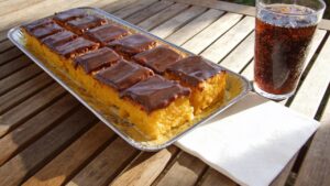 Bolo de Cenoura Massa fofinha por baixo, chocolate escorrendo por cima e felicidade garantida