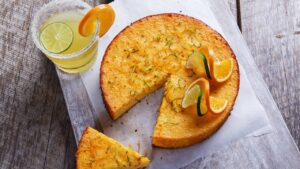 O cheirinho desse bolo de laranja saindo do forno já vale a receita inteira