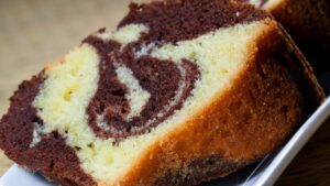 Bolo de Mármore perfeito para acompanhar café enquanto a cozinha fica com cheiro de infância
