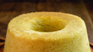 Receita simples transforma bolo de fubá fofinho no favorito do café da tarde
