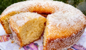 Bolo de ananás e coco (com um segredo delicioso)
