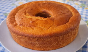 Bolo de Laranja (faz-se num abrir e fechar de olhos e fica maravilhoso)