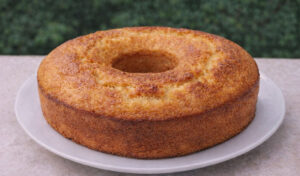 Bolo de limão e iogurte (fofo húmido e delicioso)