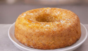 Bolo de natas e laranja húmido e muito delicioso