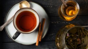 Depois que descobri esse chá de casca de maçã e canela, nunca mais joguei fora