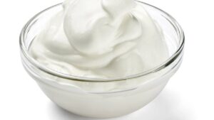 Esse truque com geladeira deixa o creme de leite muito mais firme