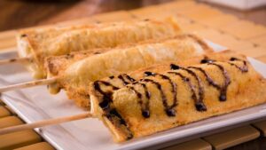 Crepe Suíço no Palito Se lanche tivesse formato perfeito, seria esse